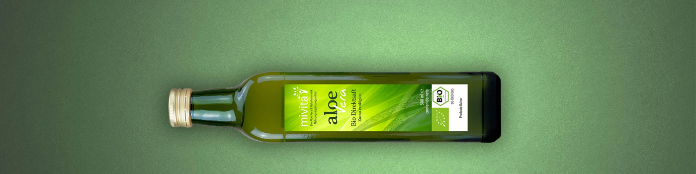 MIVITA Bio-Aloe-Vera Direktsaft auf grünem Hintergrund